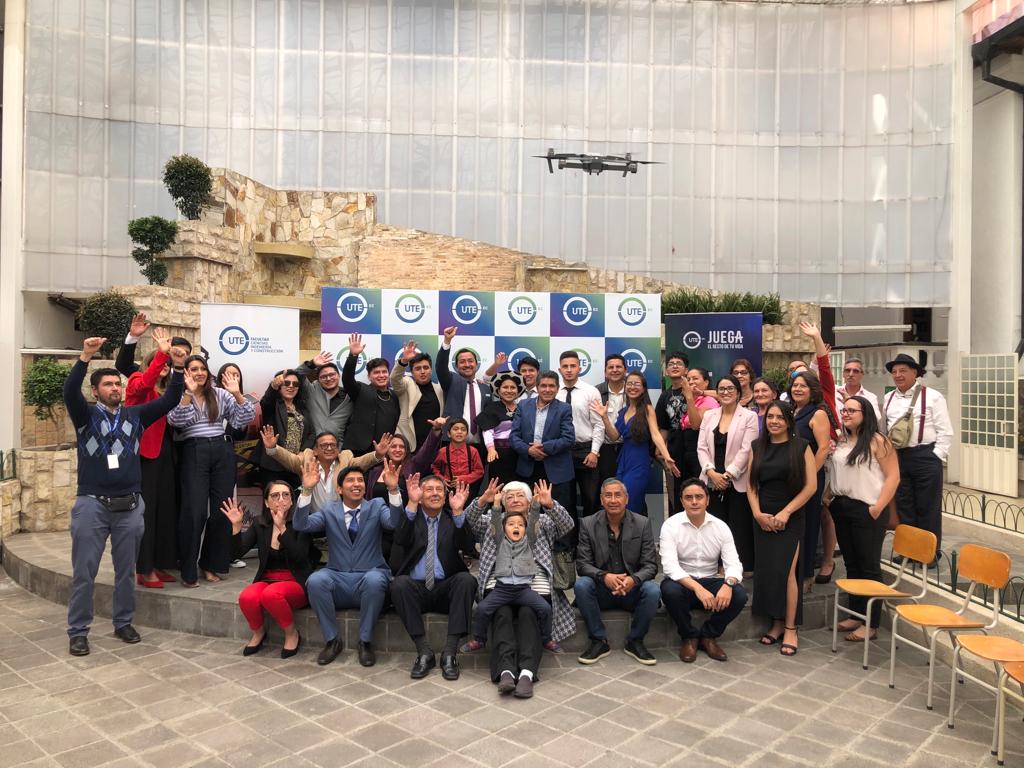 La FCIC celebra con orgullo la primera promoción de graduados de la carrera de #ingenieriacivil, destacando y felicitando a cada uno de nuestros estudiantes por sus excelentes proyectos de titulación. Les deseamos muchos éxitos en su profesión.
Felicidades!!