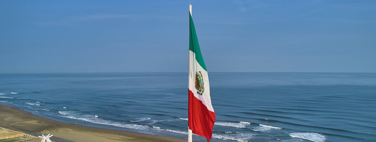 CruzMalpica's tweet photo. Iniciamos septiembre, Mes de la Patria, izando la Bandera Nacional en la renovada Asta Monumental del Malecón Costero con el acompañamiento de nuestras Fuerzas Armadas y del Cabildo en pleno. El pendón tricolor ahora luce con el esplendor que merece en un sitio emblemático de la ciudad. Orgullosos de nuestra identidad, en Coatzacoalcos celebramos a México.
#Coatzacoalcos #PorLaCiudadQueQueremosTodos
