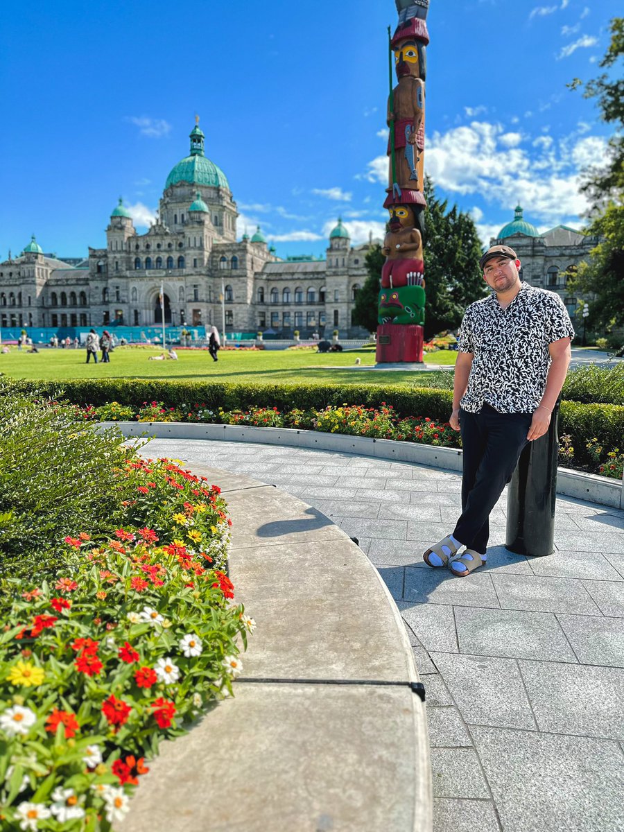 ReneCecena's tweet photo. Tuve la gran oportunidad de conocer la ciudad de Victoria, la capital de la provincia canadiense de Columbia Británica, localizada en la isla de Vancouver. Lleva el nombre de la reina Victoria y es mundialmente conocida como la “ciudad de los jardines”. 🚢🌊🏔️🌲🏰 https://t.co/iIrlF3t9OL