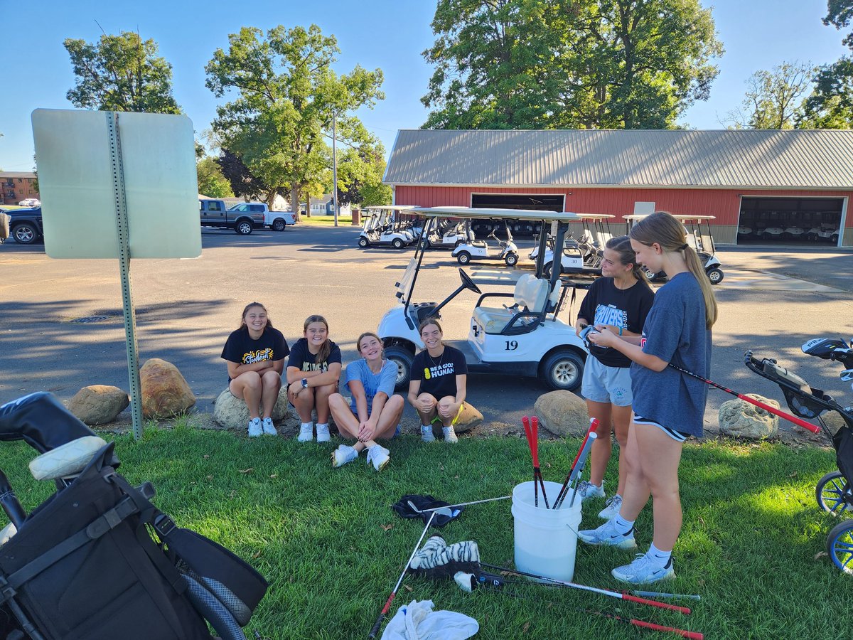 ZebraGolf's tweet photo. Golf club cleaning to finish Friday practice. Losers of the up and down game clean everyone's clubs! Take care of your clubs and they will take care of you! https://t.co/hPcFenAj78