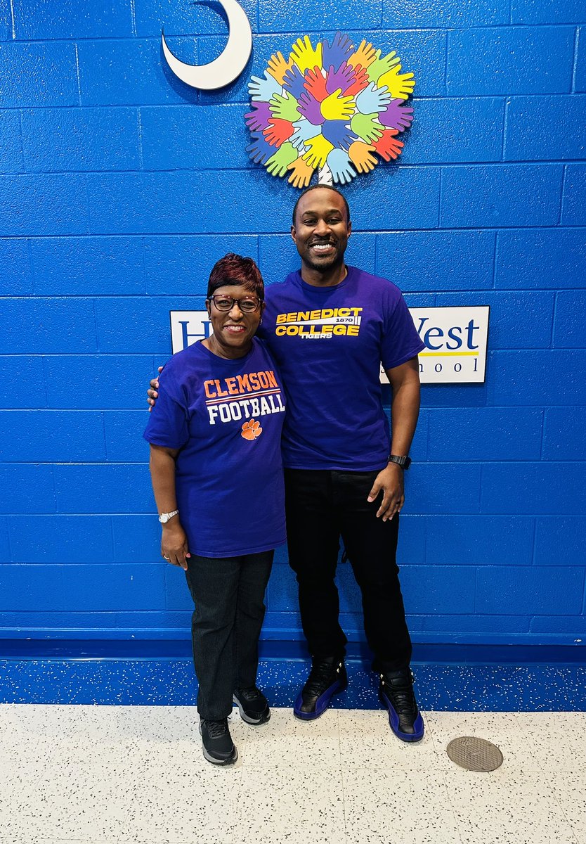 Didn’t get a chance to get a lot of photos around campus today, but…

Benedict, stand up!!! 

#TheBESTofBC #ProudPrincipal #OurD5Story #LetsGrow