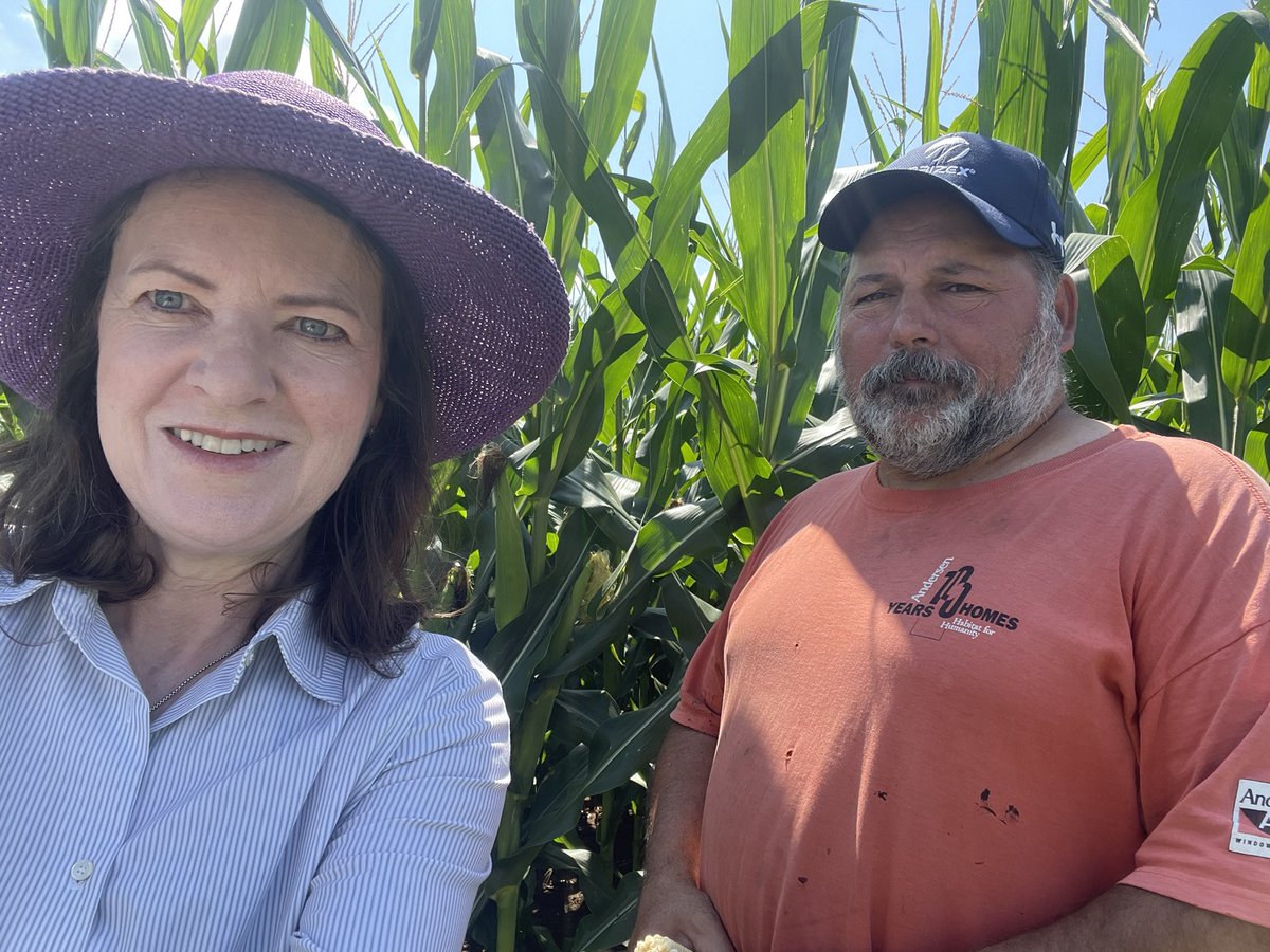 stephaniebowman's tweet image. Great to visit @CountyofLambton, for the area’s beauty &amp;amp; amazing bounty of food grown &amp;amp; produced by farmers like @EmeryHuszka &amp;amp;family businesses like @Sunshine_Farms_. Farmers need our support as they innovate &amp;amp; to #protectfarmland. Thx for the hospitality! #ontag @GrainFarmers