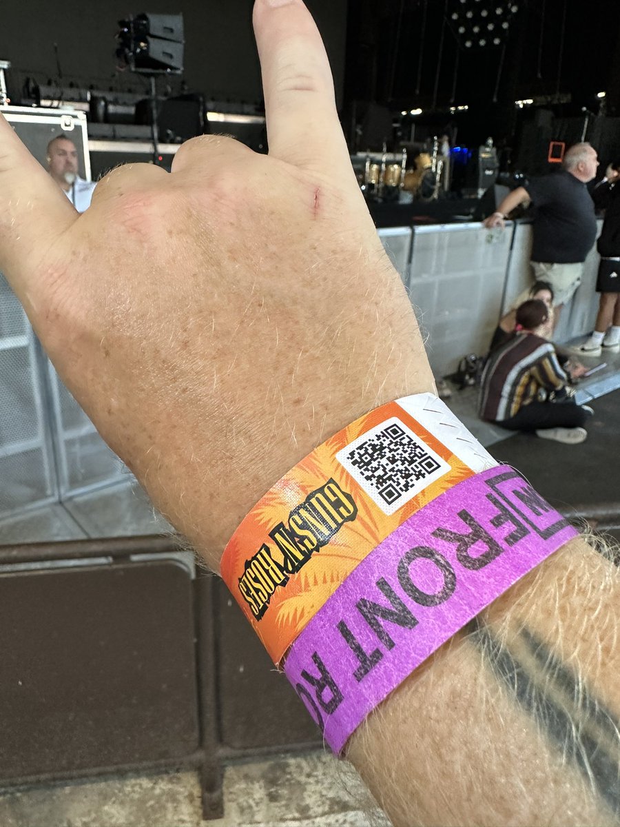 metallidan's tweet image. Let’s goooooo \m/ #GNR #FrontRow