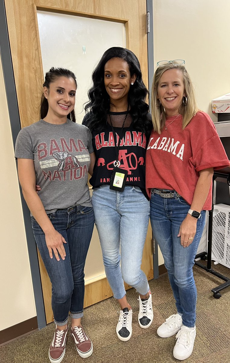 kristigarcia2's tweet image. #CollegeColorsDay for our @TCSBoardofEd staff! @TCSESL department supporting Bama! #RollTide