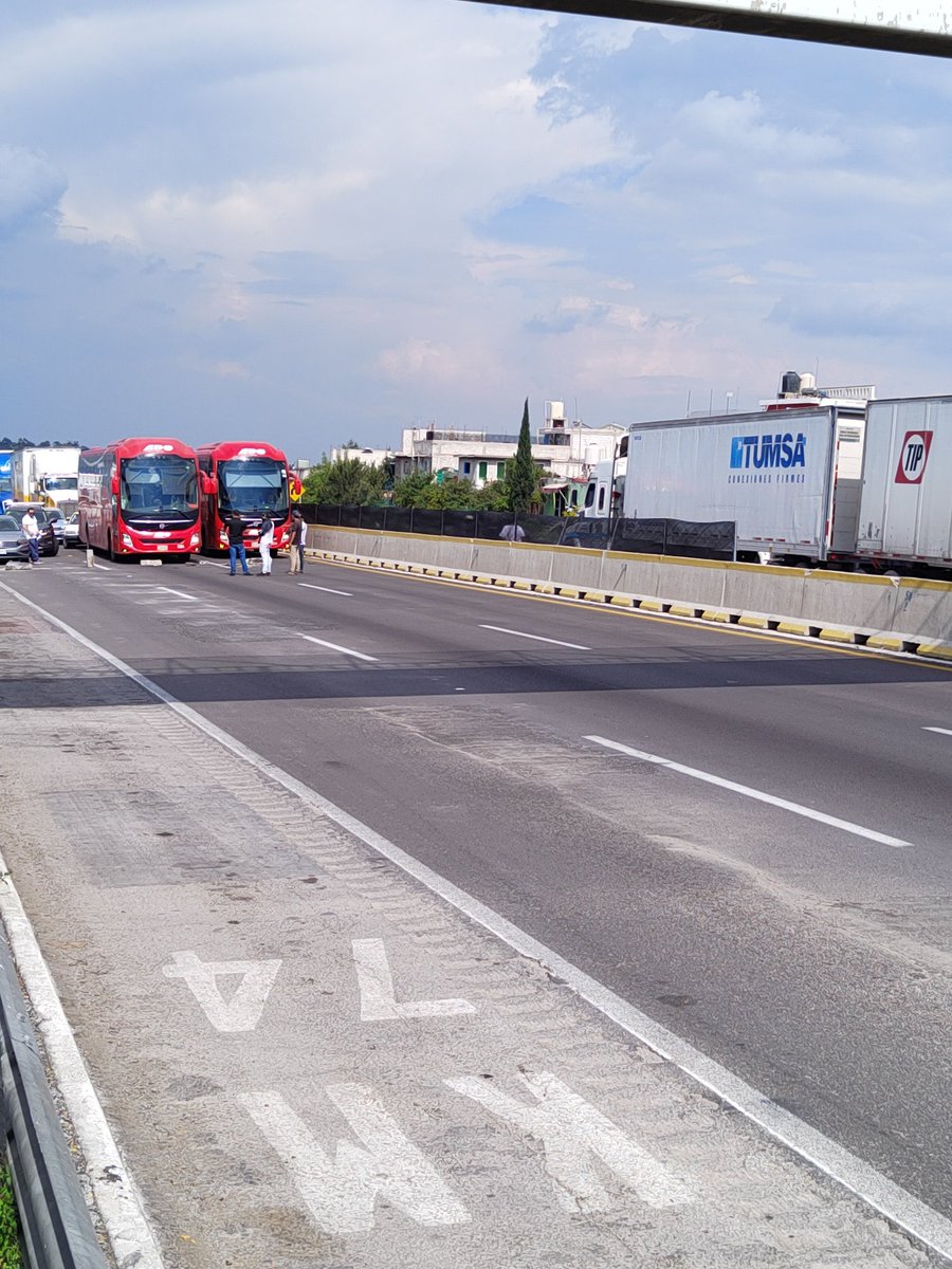 AlcanceDiario's tweet photo. #ReporteVial 🚧🚨
Autopista México-Puebla a la altura de Santa Rita Tlahuapan está cerrada en ambos sentidos por presencia de manifestantes.
⚠️Tome rutas alternas⚠️
📸 @javiereyca https://t.co/EZVt0r991o