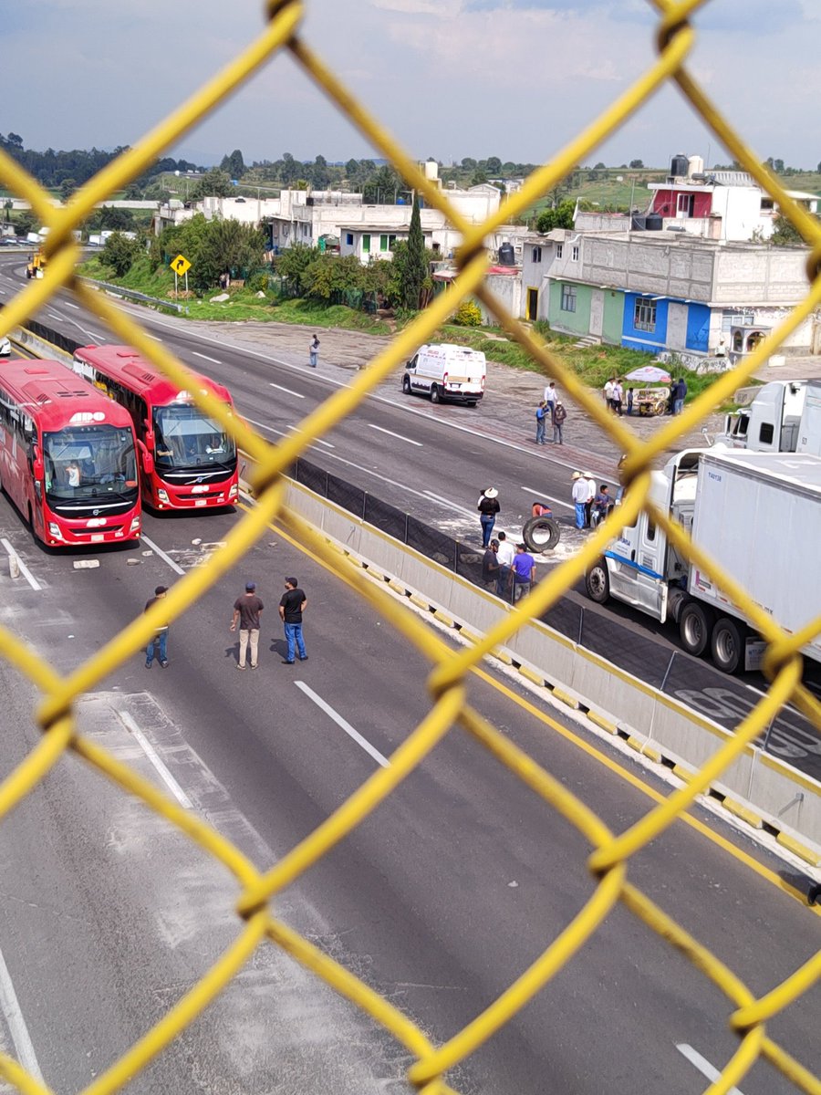 AlcanceDiario's tweet photo. #ReporteVial 🚧🚨
Autopista México-Puebla a la altura de Santa Rita Tlahuapan está cerrada en ambos sentidos por presencia de manifestantes.
⚠️Tome rutas alternas⚠️
📸 @javiereyca https://t.co/EZVt0r991o