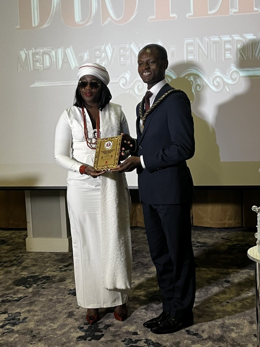 @SouthwarkMayor presented HRH Queen Afolashade Adeyeye-Ogunwusi with her award for her foundation supporting & empowering women & children along with life long learning & orphanages