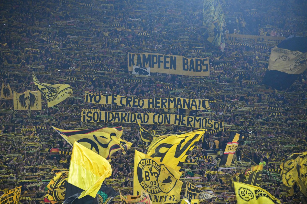 relevo's tweet photo. La pancarta de la afición del Borussia Dortmund.

👏 "¡Yo te creo hermana! ¡Solidaridad con Hermoso!". https://t.co/d6YmCRVR2B