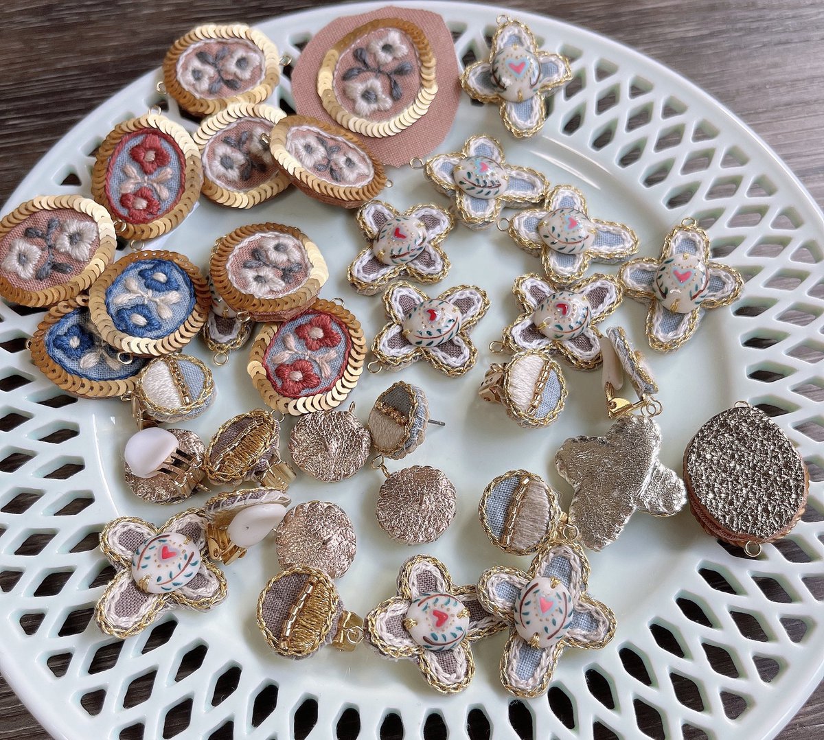 lashinga08's tweet photo. minneのハンドメイドマーケット
いよいよ近づいてまいりました！
ドキドキ緊張する〜‼️
刺繍作品是非実物を手に取ってご覧いただきたいです♡

#生で見てほしい私の作品 https://t.co/jV7YyiPxqI