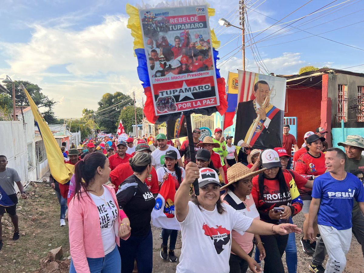 comandosergioh's tweet photo. Calle a calle en Ciudad Bolívar, nuestro pueblo nos da su esperanza y alegría para seguir adelante; porque la revolución es irreversible y seguiremos adelante @NicolasMaduro #VenezuelaPotenciaAgraria #BolívarElVictorioso @PartidoPSUV @taniapsuv https://t.co/OiGvkRqPHp