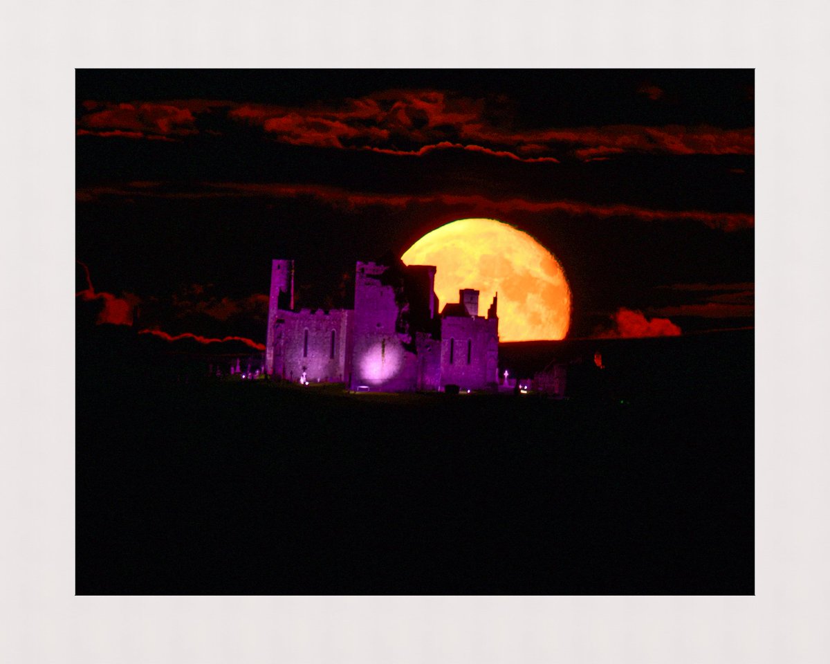 A few days late due to cloud cover but at 98.8% and 365,082km...it's still impressive. 
#StormHour #SuperBlueMoon 
#RockofCashel