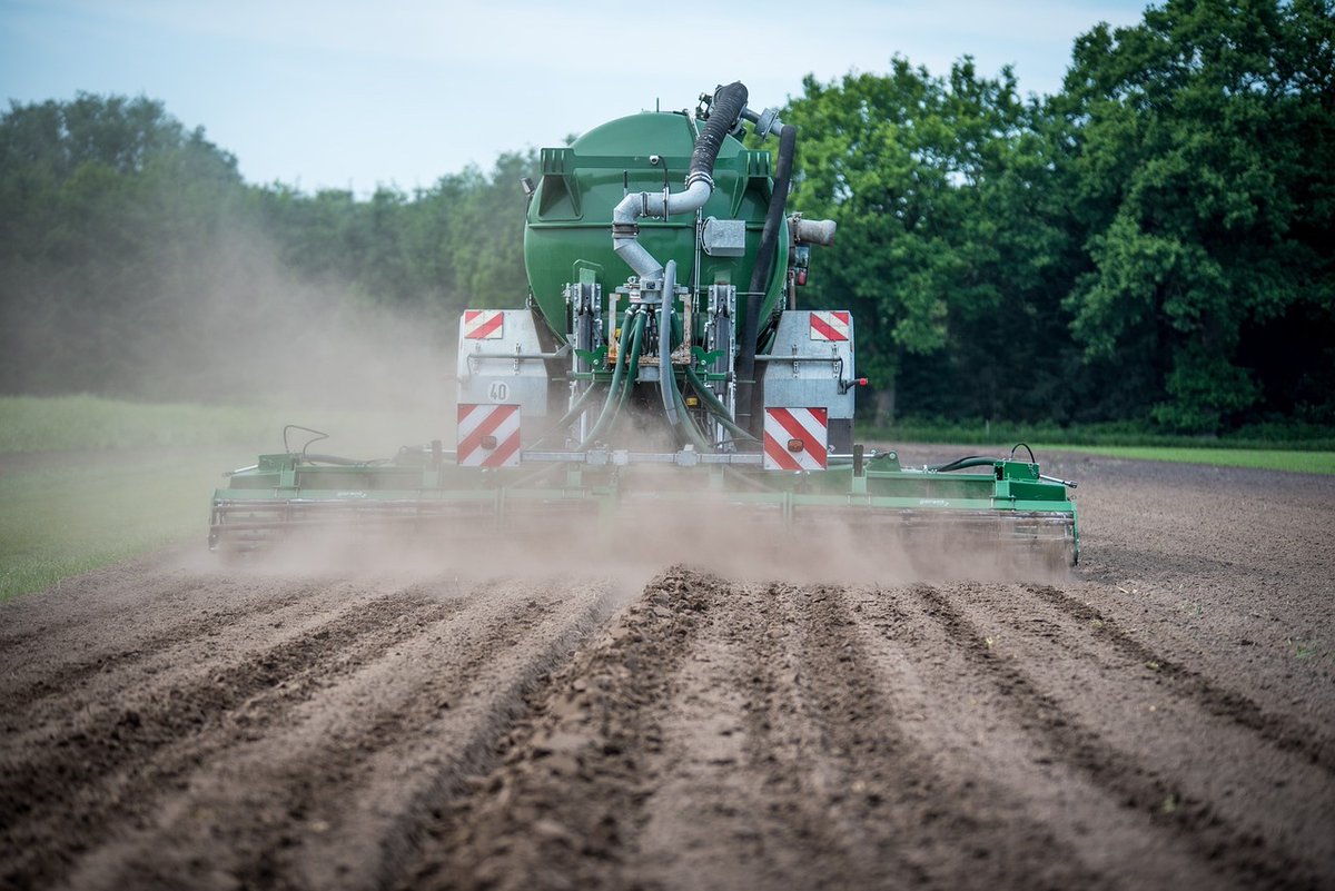 Day 1 of the @SoilAssociation petition 👩‍🌾 

If you haven’t signed already please click here 👉🏼  shorturl.at/gIOWX

We can’t continue to spray man-made, fossil-fuel based nitrogen fertilisers on the Earth ☠️🇬🇧 #BritishFarming #OrganicSeptember