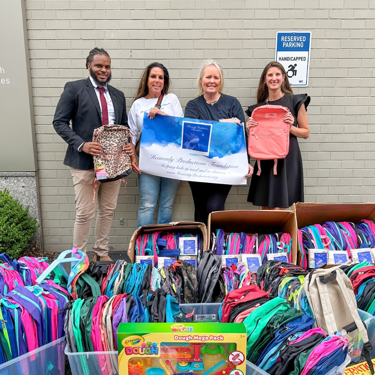 WPHospital's tweet photo. 200 backpacks, school supplies &amp; books were donated to the Family Health Center by Heavenly Productions with the assistance of the Westchester County Sheriff’s Association in honor of Robert Tucker, a Board member at WPH. Thank you for this most thoughtful gift! https://t.co/LFwlc7QFfR