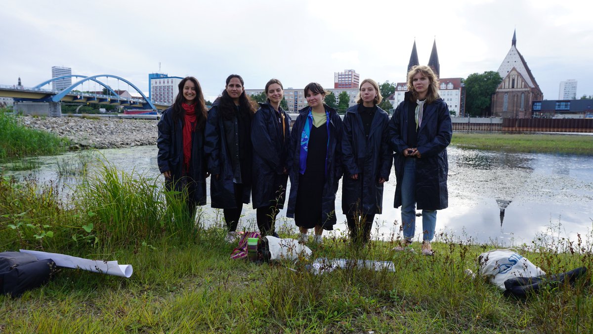 Seila_Fdz's tweet image. Tomorrow we present The Od/ther border creep, #collaborativeproject made during the Socially Engaged Art Lab that I have been leading in #Viadrinicum2023 you are all welcome to join! @viadrina #art #sociallyengagedart #borderzone #riverOder More info:  facebook.com/events/1379940…