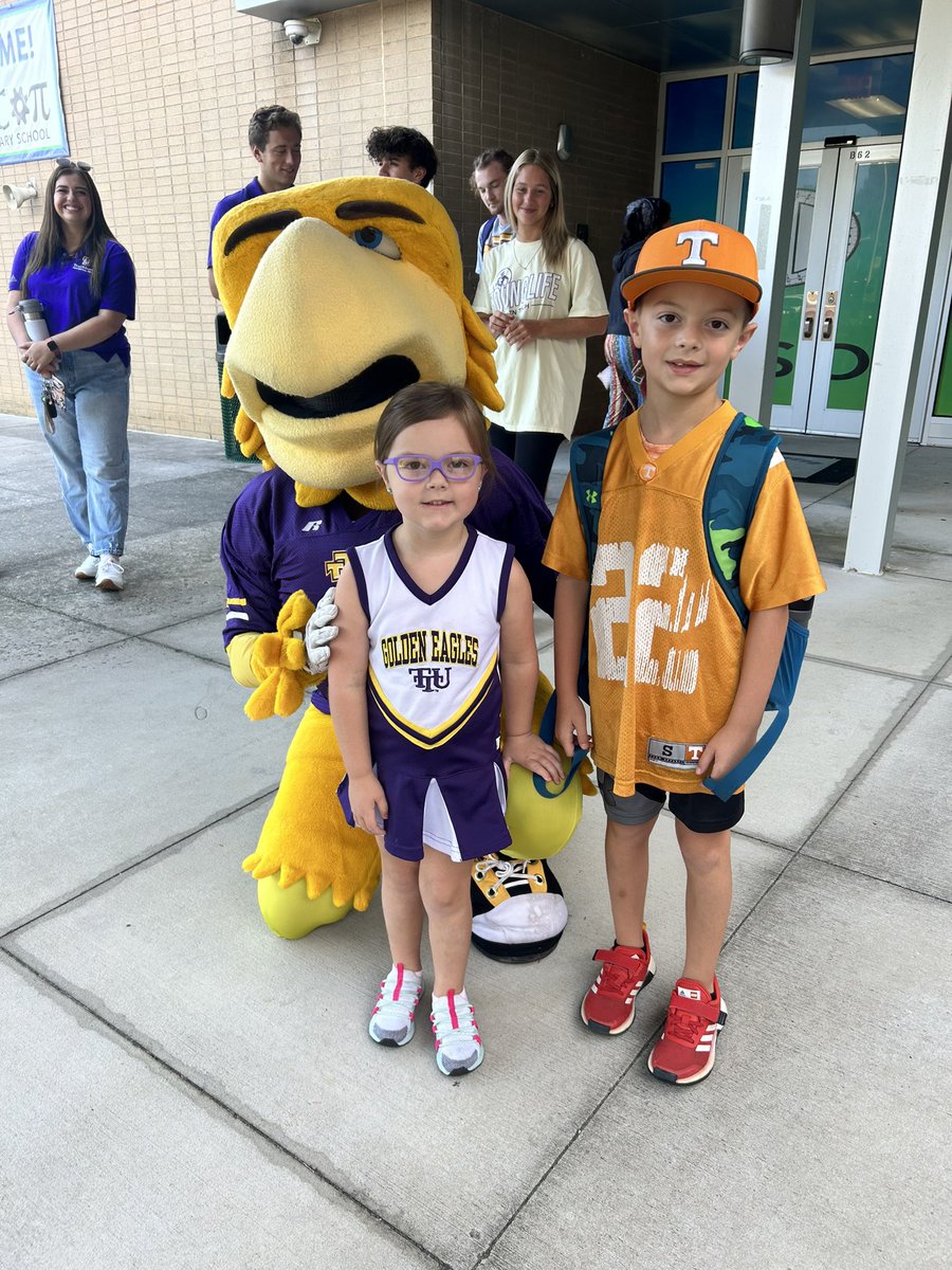 3rdgradepups's tweet photo. College Colors Day! https://t.co/9NmiMHjlhy