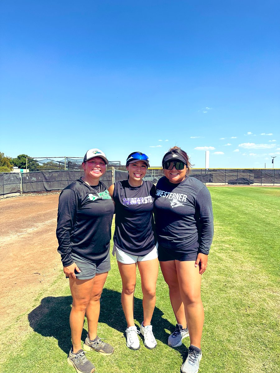 ayanna_trejo's tweet image. After a great visit , I’m blessed to receive my 1st offer from @wtcsoftball 
Thank you #thunderstixklaus 
#rawperformance @SEANRAW88 
#lindseymartinez @Warren_Softball