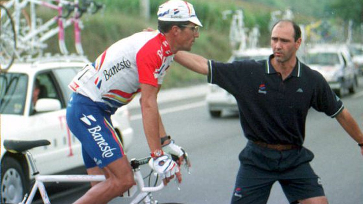 jescrihuela's tweet photo. 🚨🚴🚴‍♀️🏆🏆🏆🏆🏆🏆🇫🇷
Si Miguel Induráin hubiese ganado el deseado sexto Tour, no se habría retirado prematuramente del ciclismo profesional, con tan “sólo” 32 años, un 2 de enero de 1997 con su anuncio que, no por esperado, nos consternó a todos los aficionados con la lectura de su ya famosa carta en la que ponía fin a su carrera, después de estar echándole el pulso a la historia durante cinco años en la competición ciclista más famosa del mundo.

Está claro que si Miguel se hubiera enfundado por sexta vez consecutiva el maillot amarillo definitivo del Tour, habría seguido corriendo una temporada más como mínimo.

Casi seguro aquel 1997 habría sido su último año, luciendo palmarés, retirándose en olor de multitudes en todas las carreras que hubiese participado.
 
Si Miguel Induráin hubiese ganado el sexto Tour, no se habría retirado porque tampoco antes, camino de los Lagos de Covadonga, lo hubiera hecho cuando, a la altura del hotel El Capitán, tuvo que poner intermitente a la derecha para dejar pasar a todo el pelotón y tomar la decisión de bajarse allí mismo de la bici, donde se hospedaba el equipo, y un cariacontecido Echávarri le abría la puerta del alojamiento con el rostro desencajado.

Porque aquel día, en aquel momento, en Cangas de Onís, Miguel no tendría que haber estado allí, ya que nunca tendría que haber corrido aquella @lavuelta  a la que le forzaron a participar después de su “no victoria” en el Tour.

Sí, que digan lo que quieran los señores Unzué y Echávarri, pero llevaron a Induráin a participar en la ronda española como “castigo” por no haber ganado aquel Tour.

Si es que cualquier buen seguidor de Miguel sabía sobradamente que no estaba preparado, ni física ni psicológicamente, para presentarse en la línea de salida de aquella edición de la Vuelta, con la presión añadida de tener que ganarla, casi por obligación.

La cúpula de Banesto obligó a Induráin a correr aquella Vuelta nada menos que después de ganar el oro de Atlanta.
¿Qué tenía que demostrar a aquellas alturas?
Aún hoy, no sabemos muy bien el qué.
¿Acaso Miguel tenía que aprobar en septiembre lo que había “suspendido” en julio?
¿O bien tenía que salvar la temporada como otro cualquier ciclista de menos prestigio, reputación o palmarés?
¿El peso del nombre de Miguel Induráin no era suficiente para darle crédito y aguardar a la siguiente temporada para intentar el asalto al tan cacareado sexto Tour?

Parece que todos estos argumentos no sirvieron para la dirección de Banesto que, a trancas y barrancas, enviaron al bueno de Miguel a ir a una Vuelta que no le apetecía para nada disputar.

El año había sido lo suficientemente duro, sobre todo a nivel mental, y durante el mes de septiembre es cuando Miguel, cada temporada por esas fechas, desconectaba de la competición y pensaba ya más en el merecido descanso que ir a sufrir en sus piernas las rampas indómitas de la Huesera.

Porque… ¿estamos todos de acuerdo que si Miguel Induráin hubiera ganado el  sexto Tour no le habrían exigido ir a la Vuelta, no?

Lógicamente, después de todo esto es fácil de entender el monumental cabreo que llevaría encima el campeón navarro que, desde aquel día, a pies de los Lagos de Covadonga, seguro que por su cabeza ya pasó de manera muy seria el dejarlo todo, hastiado, y retirarse.
#LaVuelta23