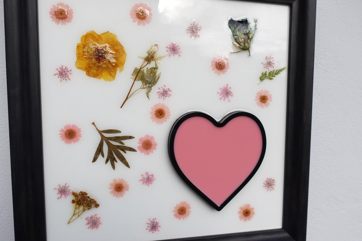 Heart and flowers ♥ #resin #epoxyresin #loveheart #resinart #allweneedislove #resinartist #3dart #loveisallaround #onlylove #art #flowerslovers #loveart #loveforart #artlover #arte #diy #diycrafts #epoxyresinart #simpleart #resinflowers #resinflowersdried #loveforever #3Dartist