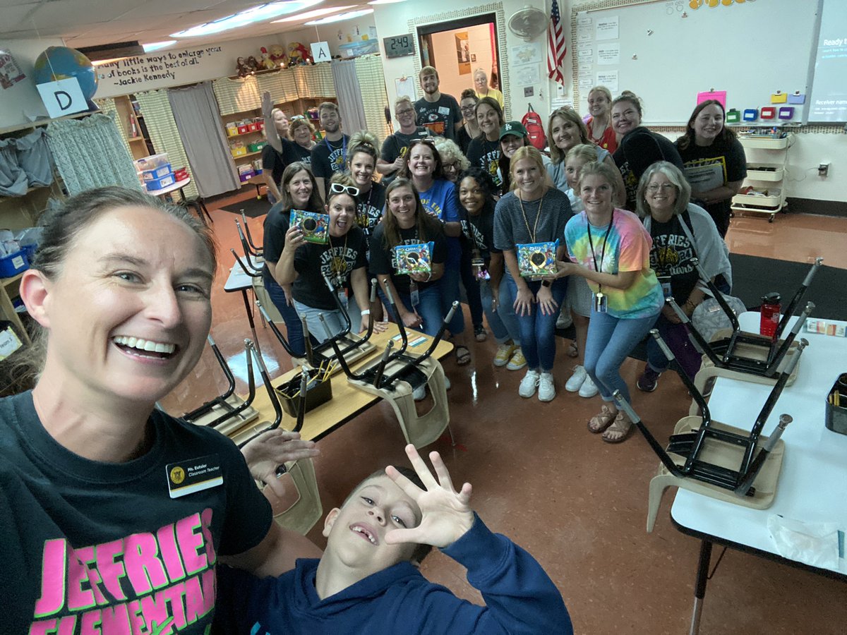MsEutsler117's tweet photo. It’s KOEP day! Enjoyed the Mario Oreos today!   @Oreos #koep #weeklyoreotasting #weloveoreos #oreoshelpusKOEP #flavornumber152 @TODAYshow https://t.co/YbyPSVmhFd