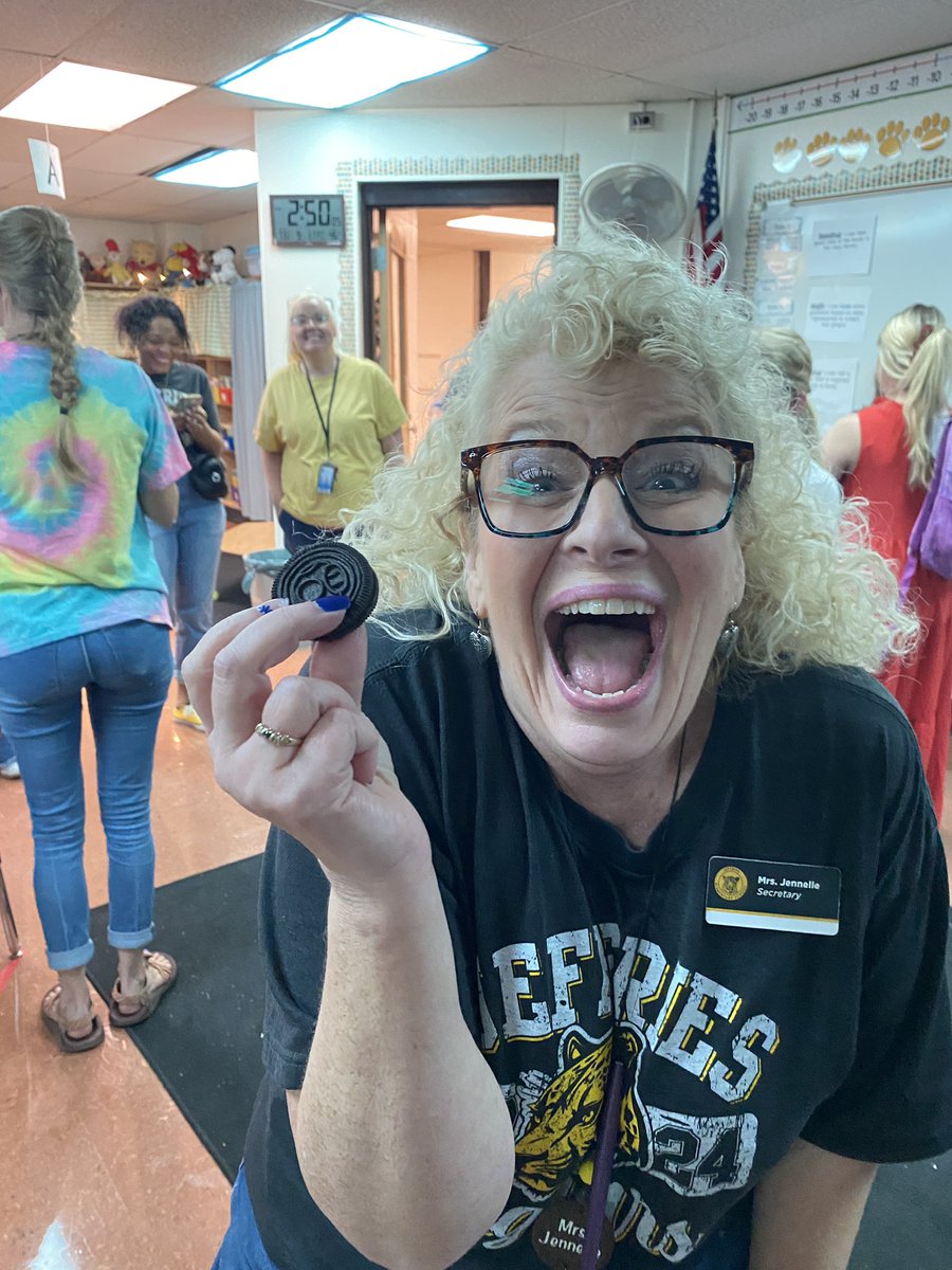 MsEutsler117's tweet photo. It’s KOEP day! Enjoyed the Mario Oreos today!   @Oreos #koep #weeklyoreotasting #weloveoreos #oreoshelpusKOEP #flavornumber152 @TODAYshow https://t.co/YbyPSVmhFd