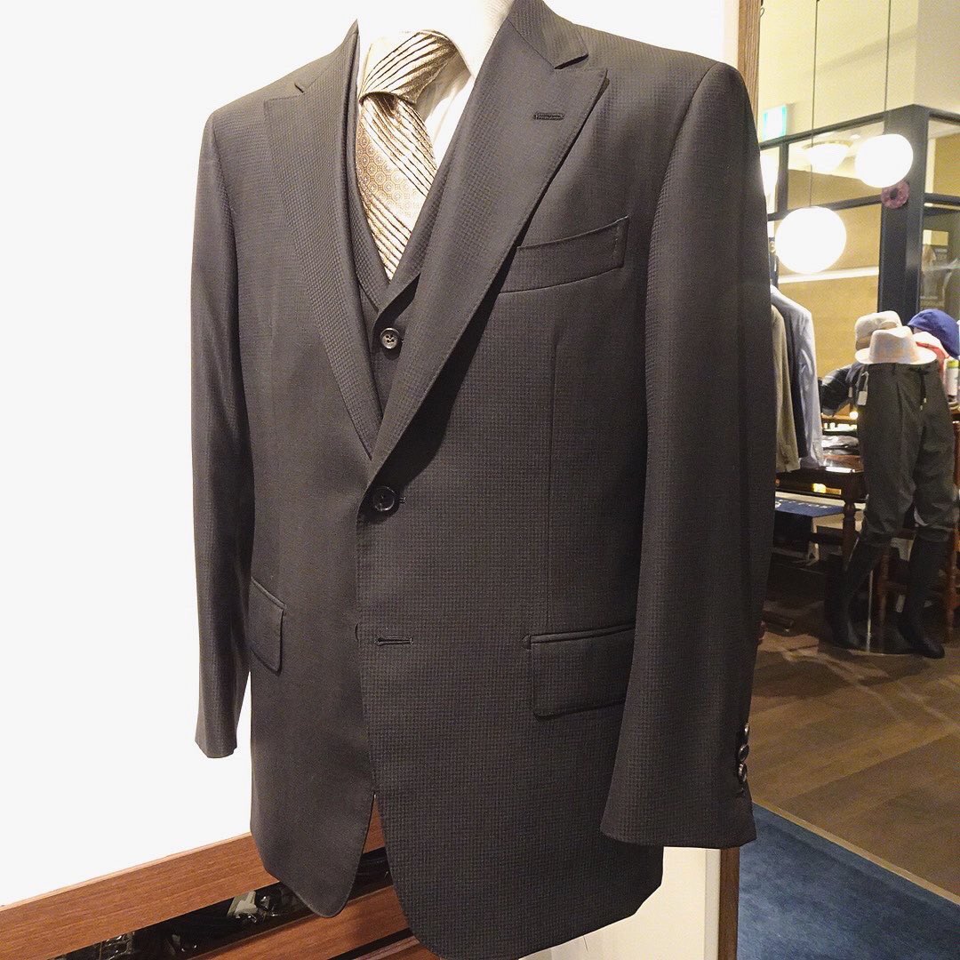 noma56's tweet image. イタリア・E.ゼニア 15Milmil15コレクション、なめらかで繊細な濃紺小格子柄スリーピーススーツです。

#bespoketailor #ermenegildozegna #15milmil15 #15ミルミルスーツ #クインディッチミルミルクインディッチ #ゼニアスーツ #スリーピーススーツ #衿付きベスト #ステファノリッチ