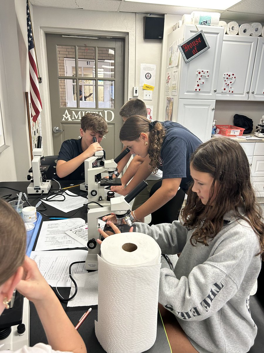 MrsTriplett_HTS's tweet photo. Microscope Mania is underway in 7th grade! https://t.co/OIma8basgd