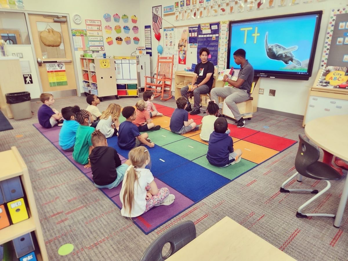 College Colors Day AND our first read-aloud at Drayton Mills Elementary…what could be better? Thanks, Dalmatians, for inviting us to come and read our favorite books to you - we had the best time! #teachercadet #govikes #readersareleaders 💙💛 @SpartanburgHS @SpartanburgD7