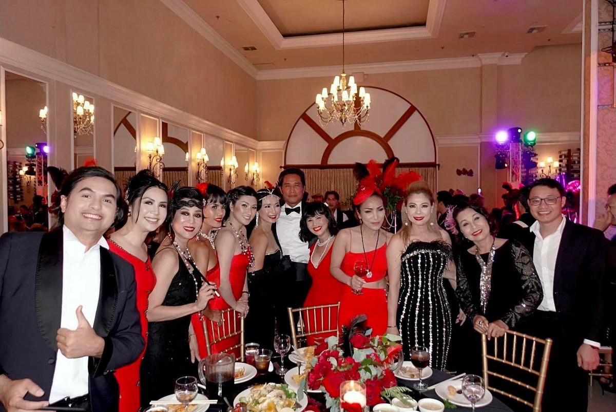 ductien's tweet photo. Đức Tiến quẫy hết mình đêm sinh nhật bà trùm The Kickin' Crab lộ diện https://t.co/ZMbnEF2Qix