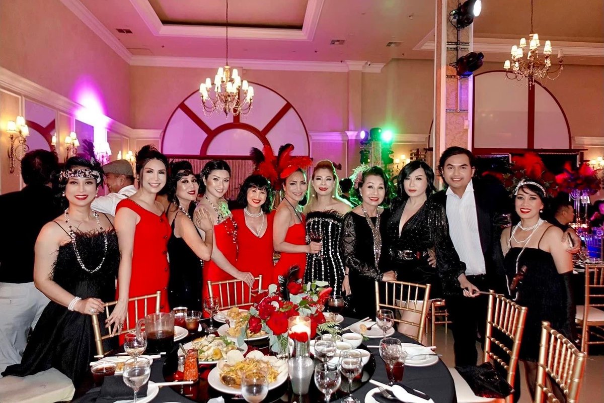 Đức Tiến quẫy hết mình đêm sinh nhật bà trùm The Kickin' Crab lộ diện