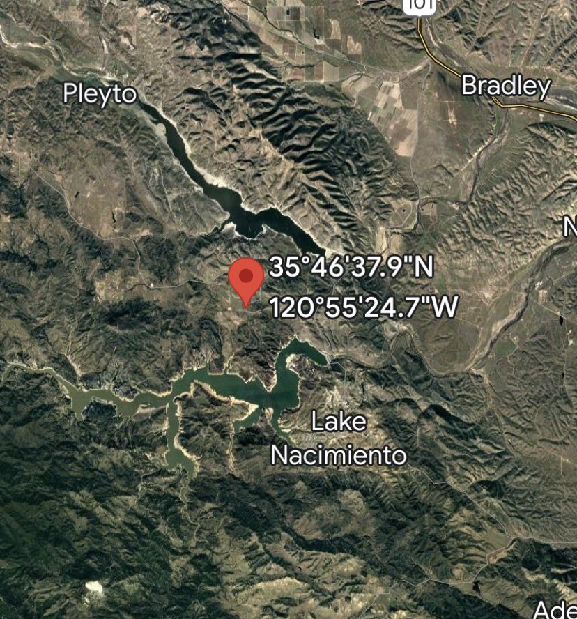 CALFIRE_SLO's tweet photo. WILDLAND FIRE: Firefighters and #ShoresAirAttack #ShoresIC at scene of a 5 acres fire with 5 structures threatened near the 4000 block of Interlake Rd in the community of Oak Shores in Paso Robles Ca. #Slocountyfire https://t.co/vDfubSh4Ja