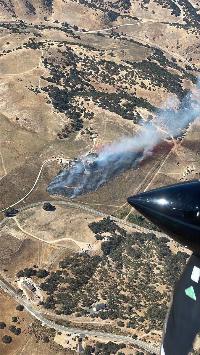 WILDLAND FIRE: Firefighters and #ShoresAirAttack #ShoresIC at scene of a 5 acres fire with 5 structures threatened near the 4000 block of Interlake Rd in the community of Oak Shores in Paso Robles Ca. #Slocountyfire