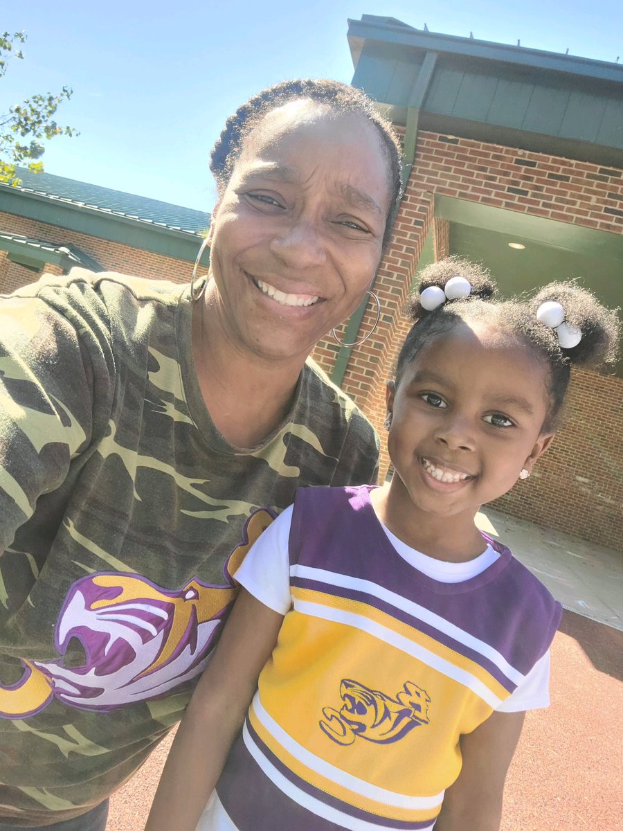 JSGadsden's tweet photo. #R1CollegeColorsDay https://t.co/xkspWEsbx7