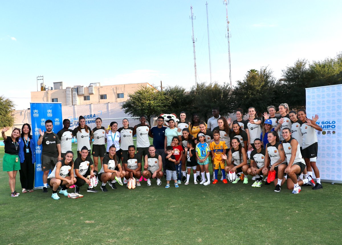 TigresFemenil's tweet photo. 🔝🤜🏼🤛🏼@TigresFemenil, @FCBfemeni y  @AcnurMexico unidos para que las personas forzadas a huir de sus países se beneficien del poder transformador del futbol.

Ayer nos acompañaron niñas y niños al entrenamiento de FC Barcelona. #UnSoloEquipo ✨😁 https://t.co/xLiMRg7MfN