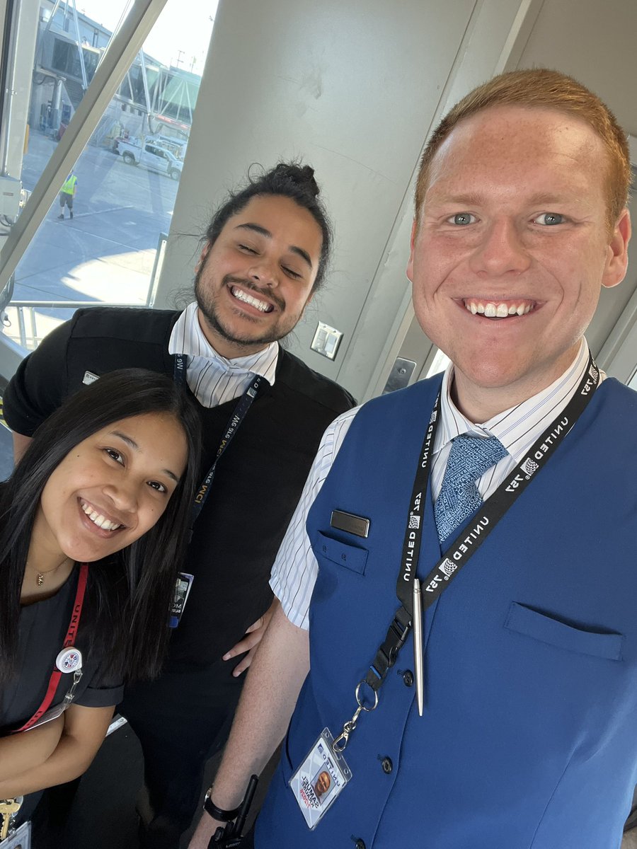 SO PROUD of this gate team today! Finished boarding this full 737-900 in fourteen minutes using two boarding lanes and beat turn time by six minutes! Knocked it out of the park, Nick and Tyna! 🌟 #UnitedProud #TeamMCI #QuickTurnPros #WhyILoveAO