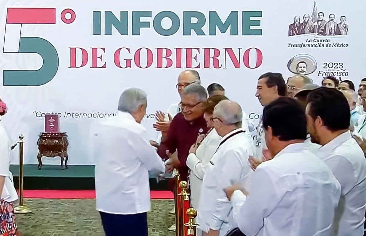 El Mtro. Alfonso Cepeda Salas, líder nacional del #SNTE, asistió al #QuintoInforme del Presidente <a href="/lopezobrador_/">Andrés Manuel</a> en Campeche. Al concluir la ceremonia felicitó al mandatario por los logros de su Gobierno. El #SNTE acompaña la transformación de la vida nacional
#PrimeroLosPobres