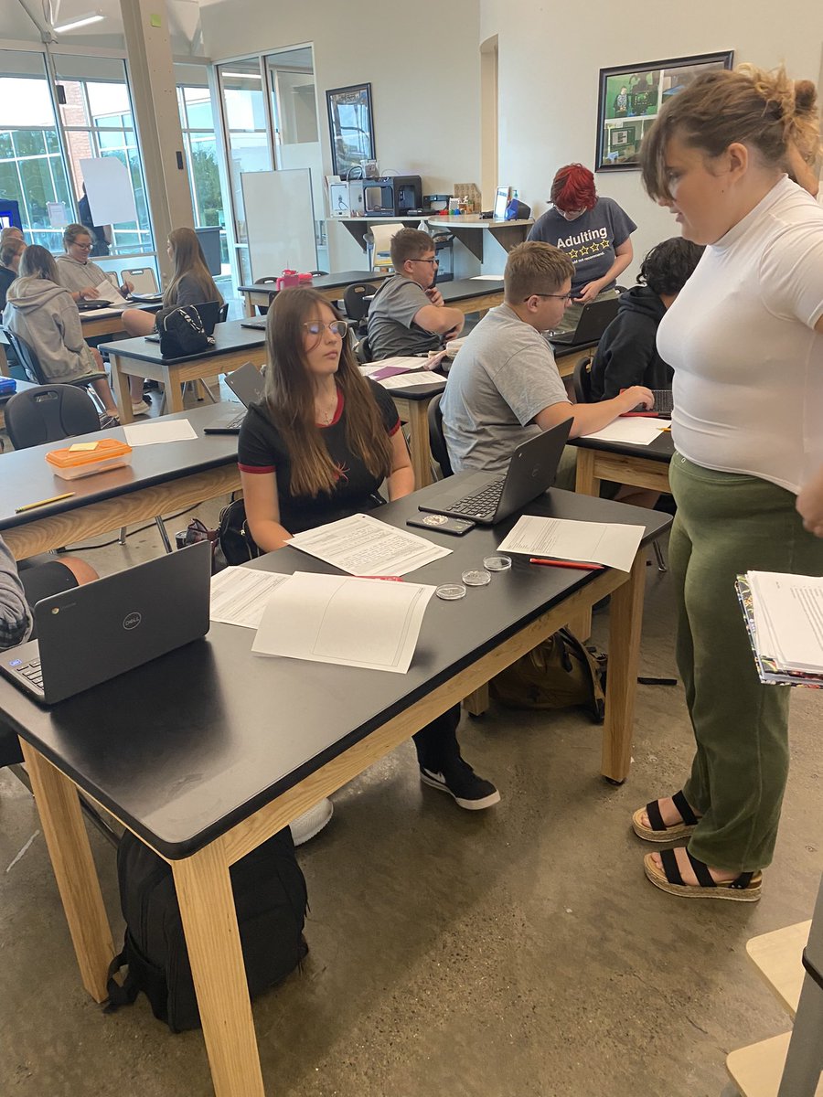 Dunham_DBEXCEL's tweet photo. This week students set up experiments to answer their own questions they have about duckweed growth. https://t.co/5PTTokAoFW