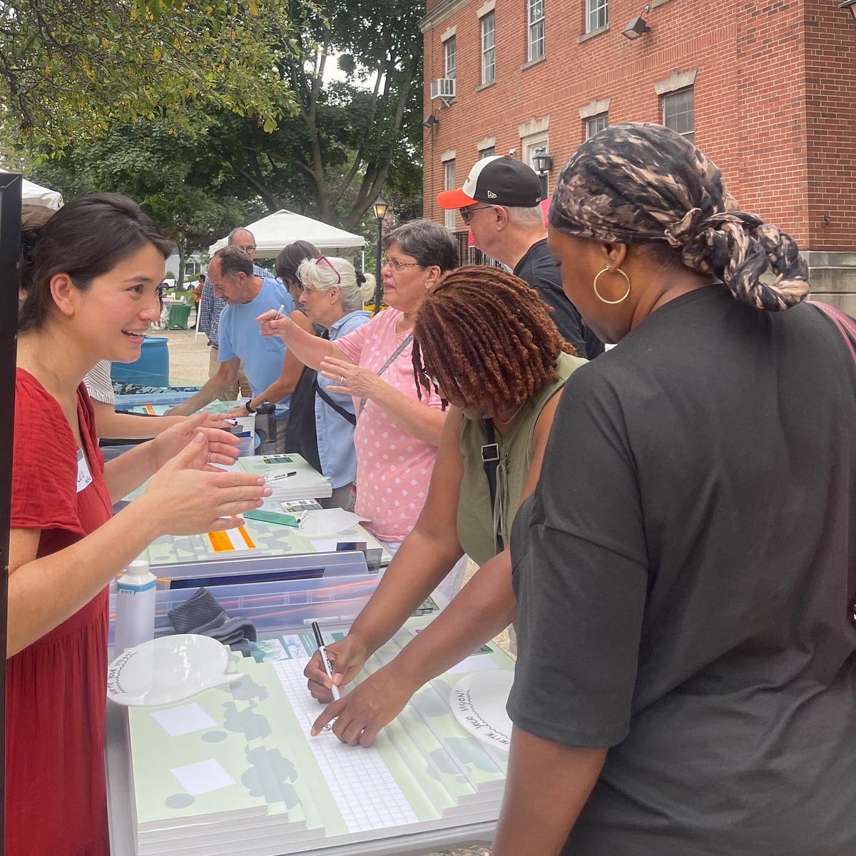 hivepublicspace's tweet photo. 🐝 

We had an absolute blast at our Third Community Listening Session Workshop at the Bloomfield Library, right in the midst of their Farmers Market!

Our team, NJDEP, Agency, NV5 and Townsquare had a chance to dive headfirst into the community's big dreams and visions✨ https://t.co/27dkTLZI3Z