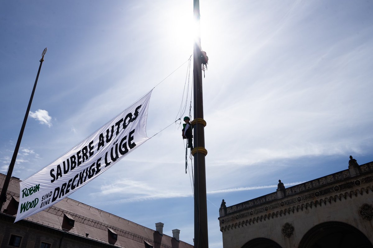 muenchnerben's tweet photo. Die Gruppe „Robin Wood“ ist heute am Odeonsplatz auf die davor stehenden Masten geklettert und hat dieses Banner aufgehangen…
Also ich finde den Platz so wie er ist schöner 😀 ! #RobinWood #LastGen https://t.co/3G5n59Z2xb