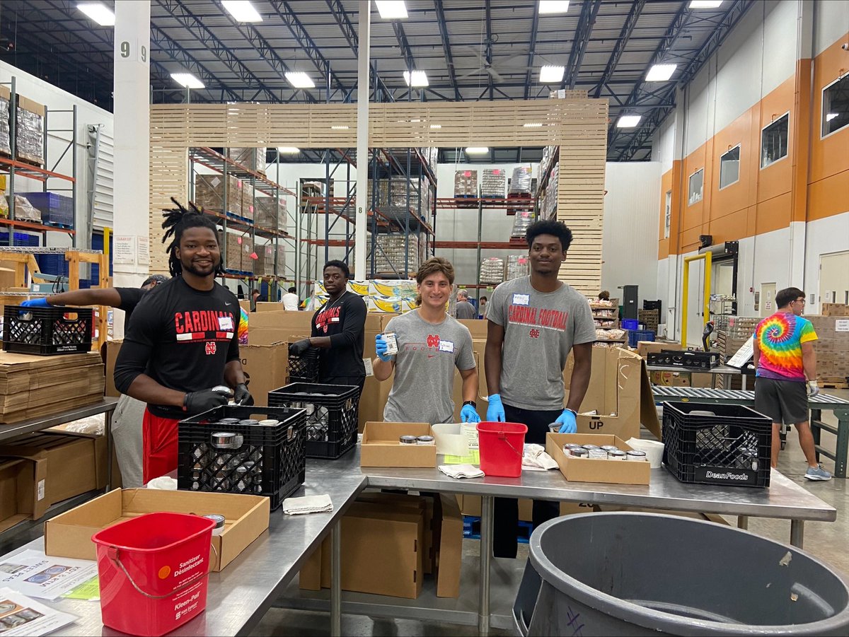 football_ncc's tweet photo. Proud of the Men of Cardinal Football giving their time at Northern Illinois Food Bank last weekend! https://t.co/RwCA6K79Va