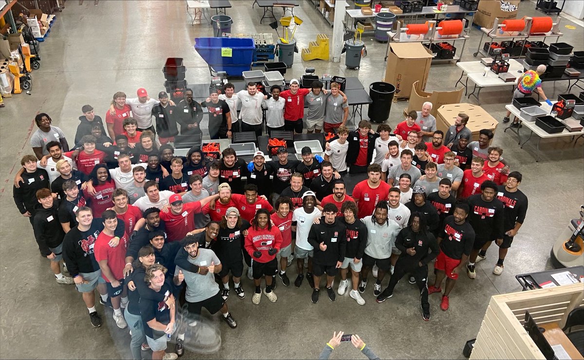 football_ncc's tweet photo. Proud of the Men of Cardinal Football giving their time at Northern Illinois Food Bank last weekend! https://t.co/RwCA6K79Va