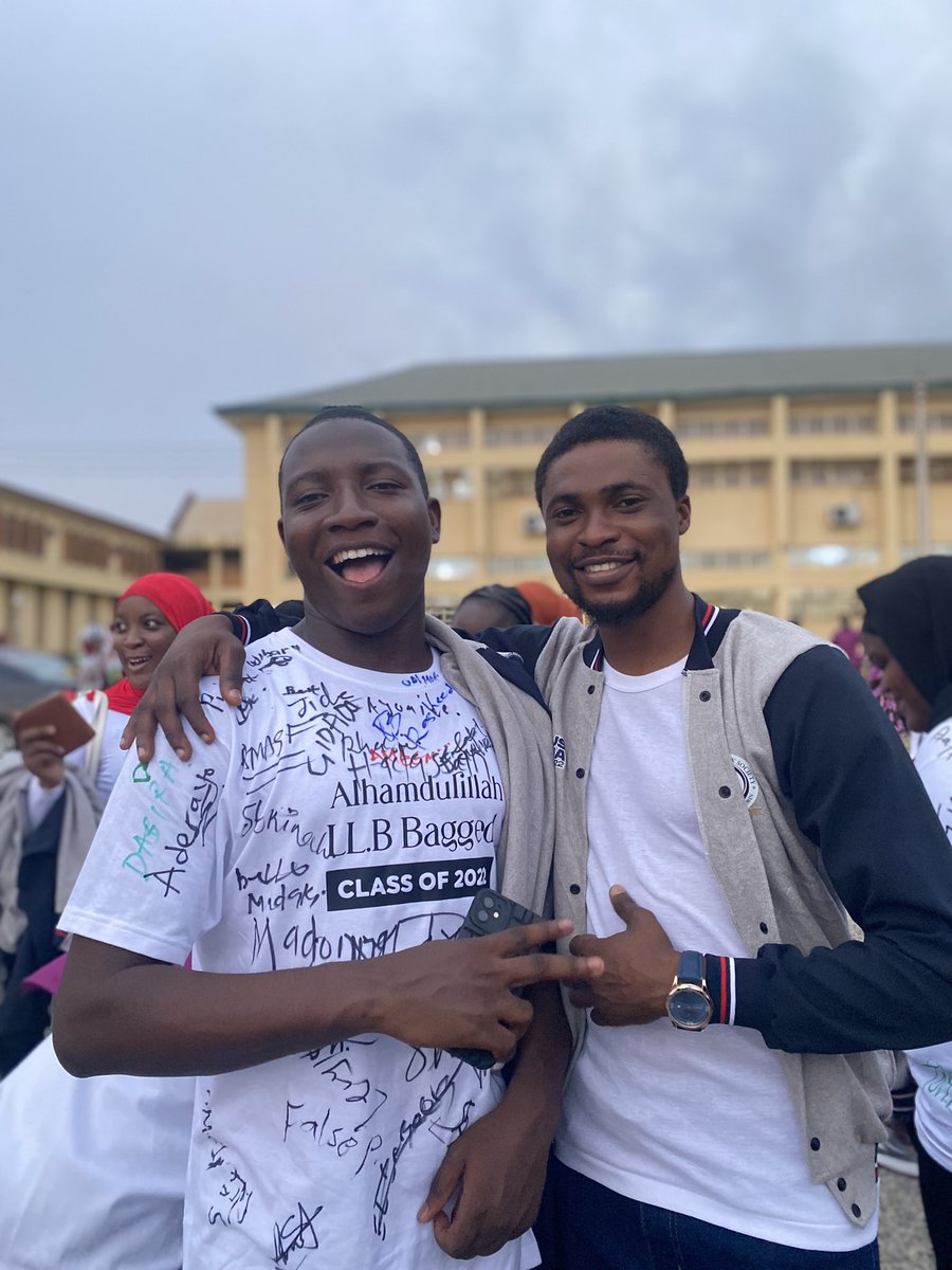 bilal_sola's tweet image. Alhamdulilah 🤲 I signed out from the faculty of law. ❤️
