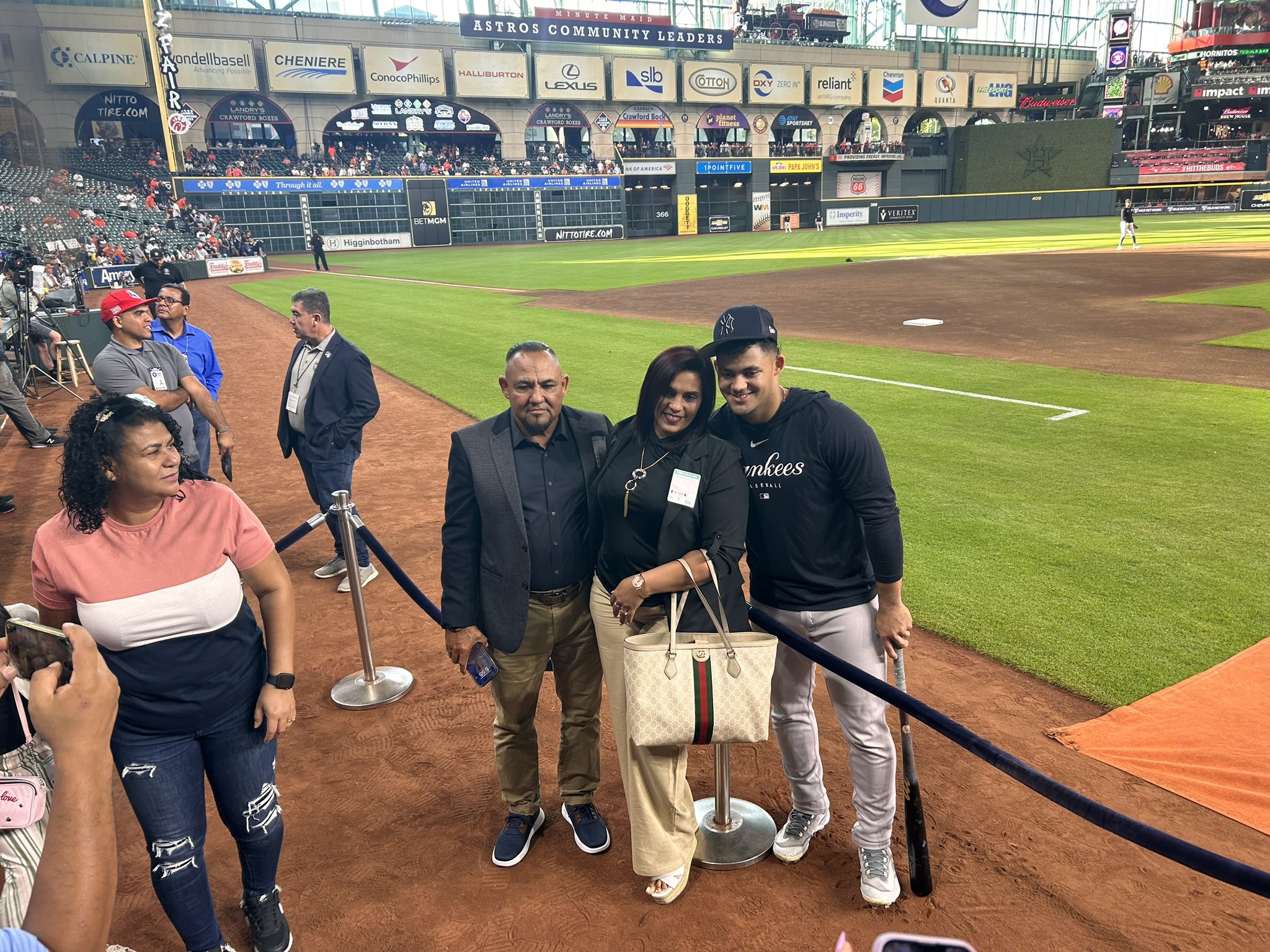 Brendan Kuty 🧟‍♂️ on X: "Jasson Dominguez w/ his mom and dad. #Yankees  https://t.co/ooKkAPBygb" / X