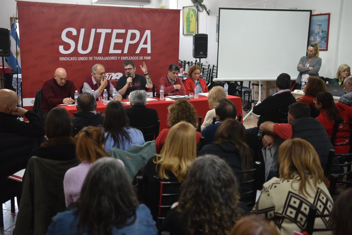 sutepami's tweet photo. Recibimos en nuestra Asamblea a Beto Pianelli @pbetito para compartir su experiencia sobre como hacer sindicalismo sin personería gremial y la lucha en el #subte. Gracias Beto por tu generosidad! @CTAok https://t.co/LyYPpeUJ3Z