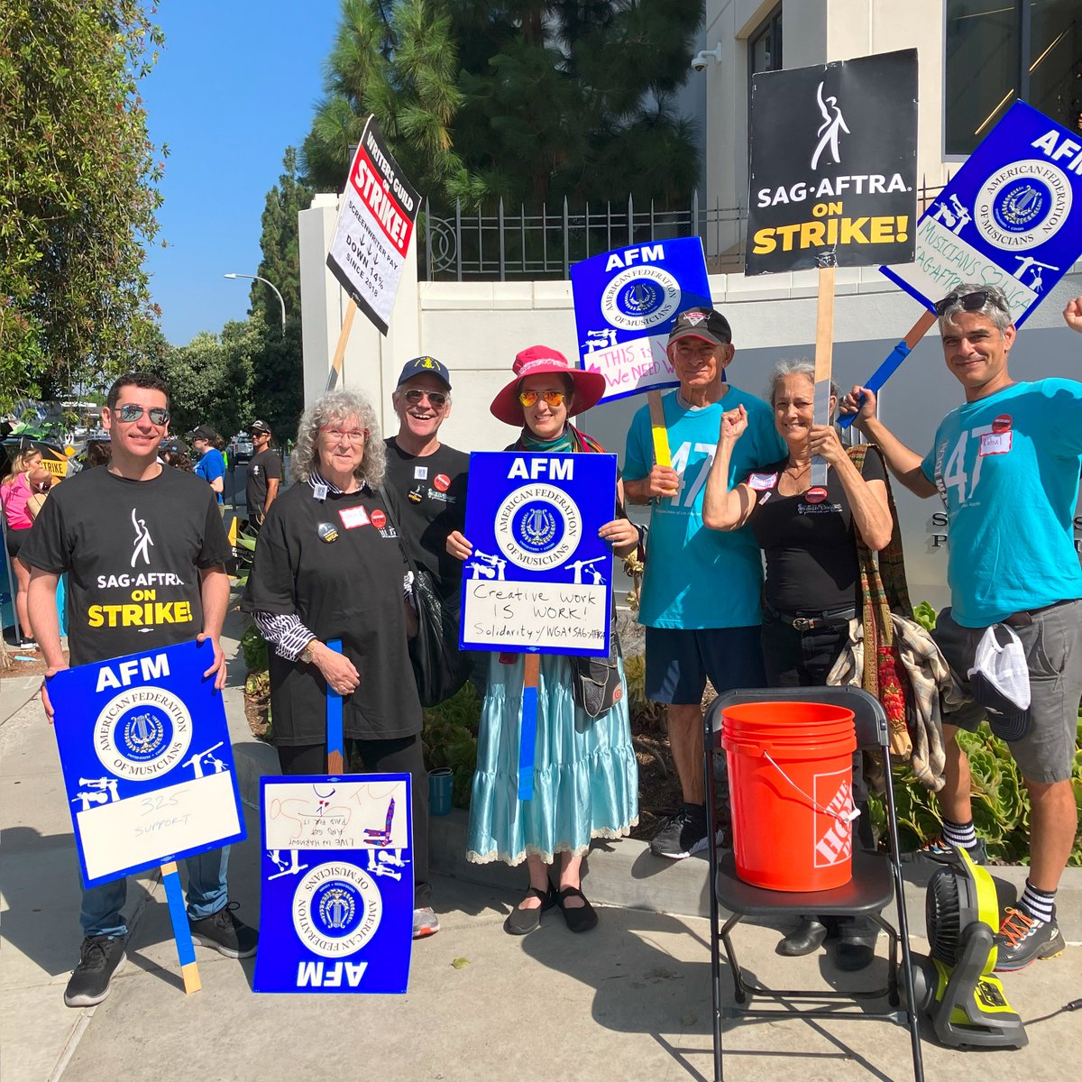 AFMLocal47's tweet photo. Yesterday @the_afm members from #AFM47 Los Angeles, Local 325 San Diego and @local_7 Orange County brought the music to Sony Studios in #solidarity with writers and actors on strike 🎶

#wgastrike #wgastrong #sagaftrastrike #sagaftrastrong #unionstrong #1u #payupAMPTP https://t.co/kW4NA6FToD