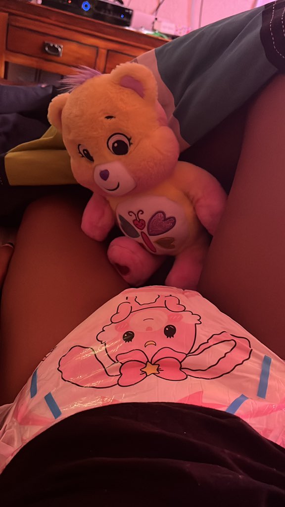 happy bdf!! i normally miss these but imma try to do more bdf posts!!! 🩷🩷 #littlespace #bigdiaperfriday #daddiesgirl https://t.co/x0NPEXLirE