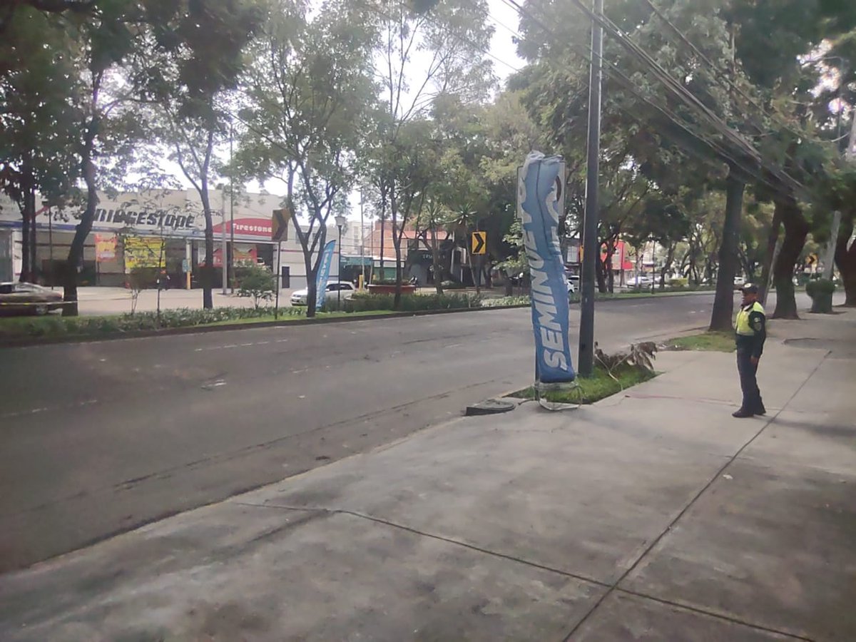 UCS_GCDMX's tweet photo. @Alvaro_Balderas Acude al lugar Policía de #TránsitoGCDMX   se implementa dispositivo de movilidad y presencia para liberar la vialidad. https://t.co/MPoRqHqb9I