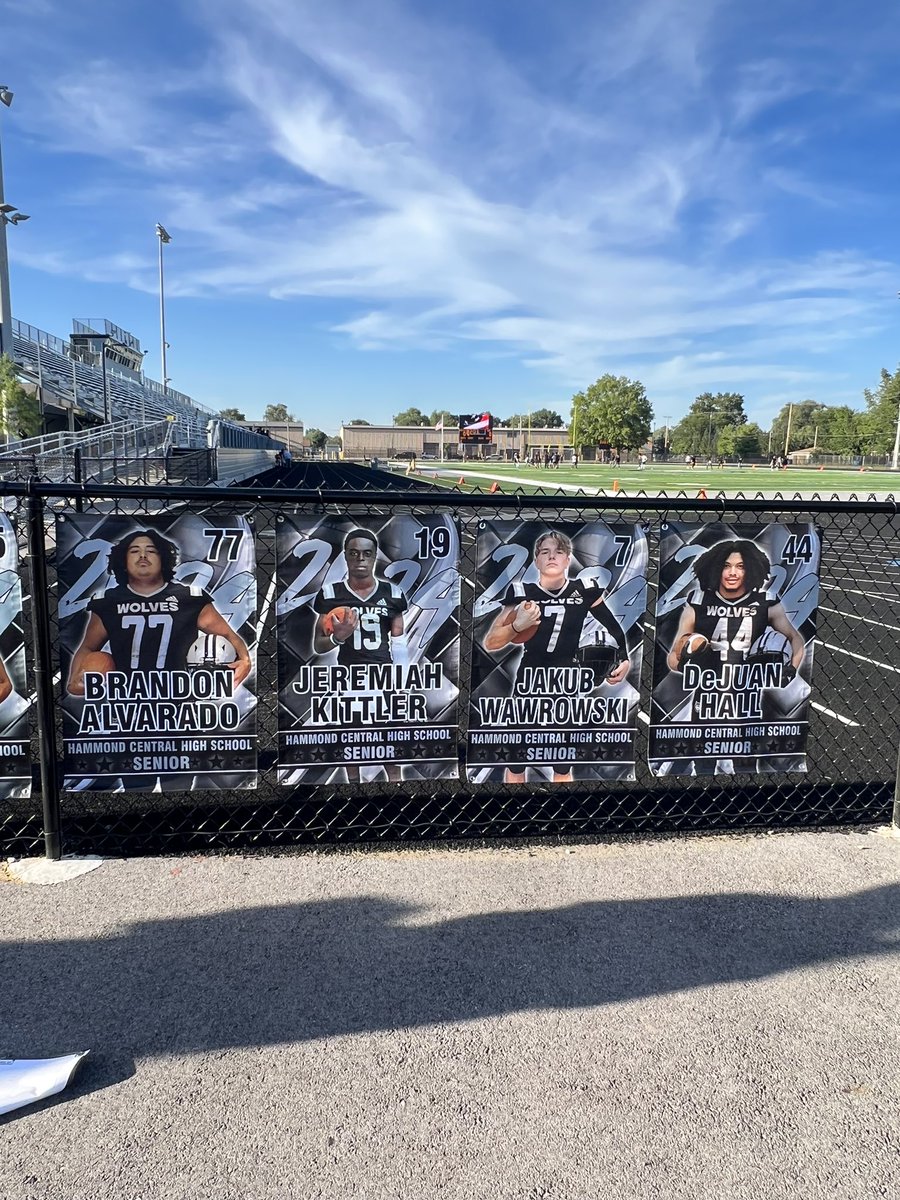 hcwolvessoftbal's tweet photo. Senior night 🎉🐺🏈🖤🩶 @HCWolvesFootba1 @hcwolvesathlet1 https://t.co/2XFkIERTDa