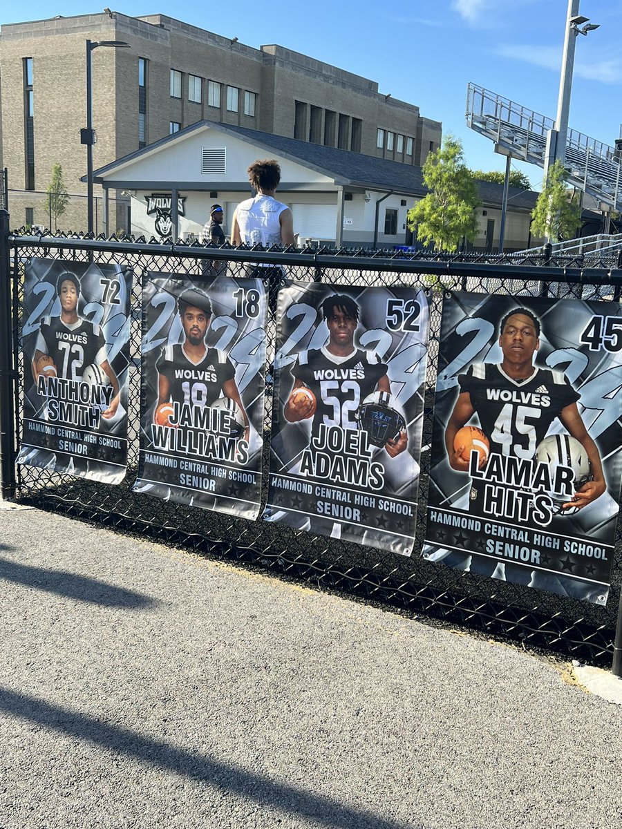 hcwolvessoftbal's tweet photo. Senior night 🎉🐺🏈🖤🩶 @HCWolvesFootba1 @hcwolvesathlet1 https://t.co/2XFkIERTDa