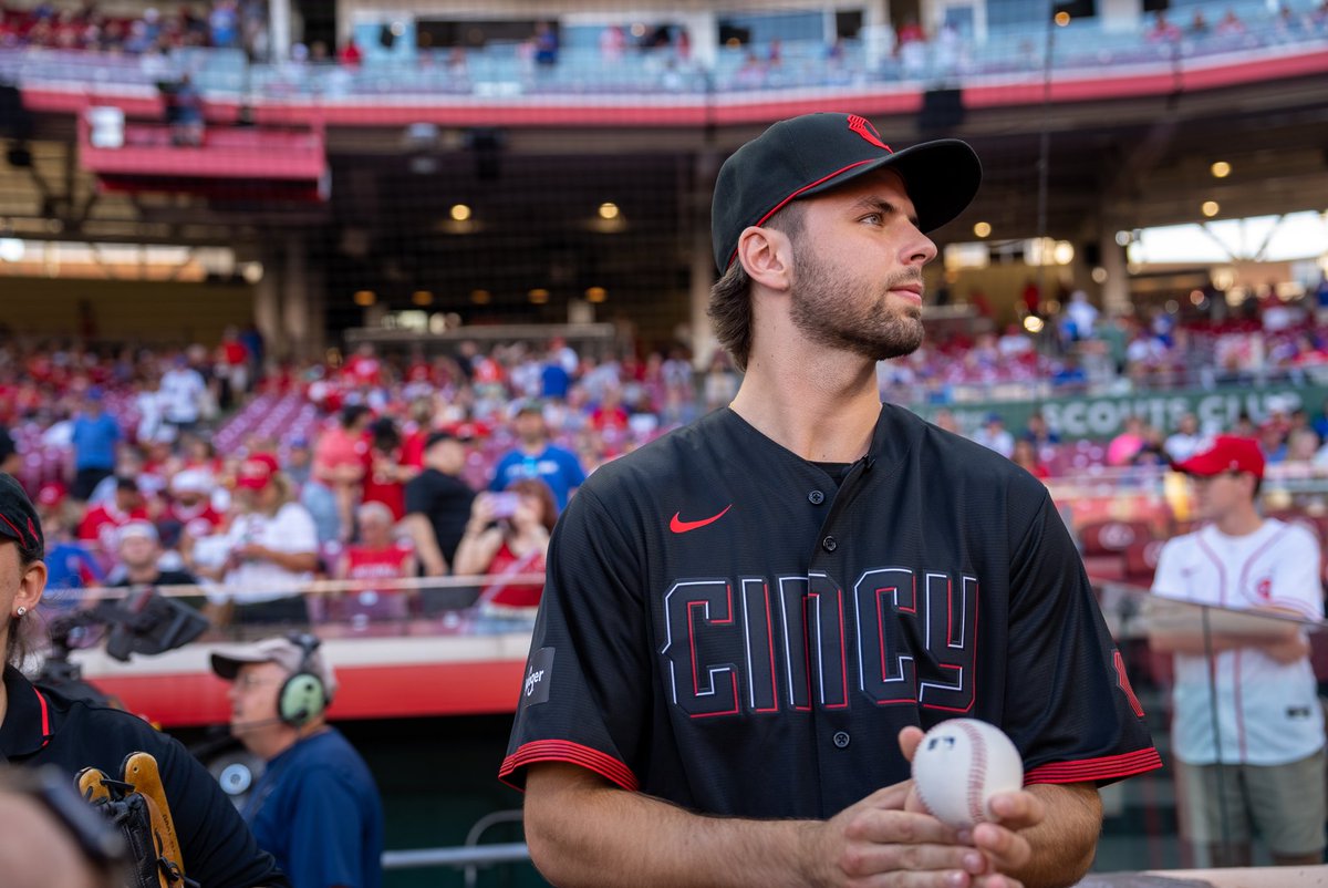 BlueJacketsNHL's tweet photo. Friday night first pitch! ⚾️ @Reds https://t.co/noLiplfjKT