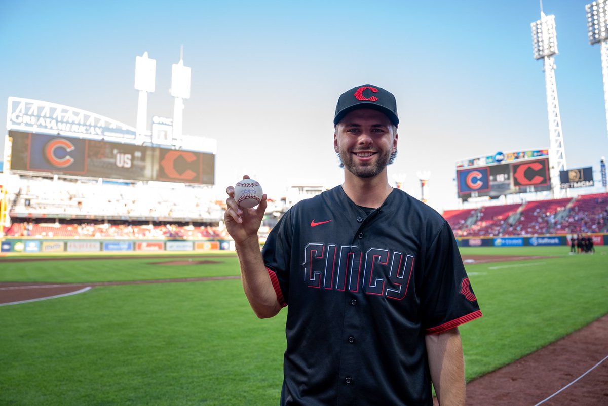 BlueJacketsNHL's tweet photo. Friday night first pitch! ⚾️ @Reds https://t.co/noLiplfjKT